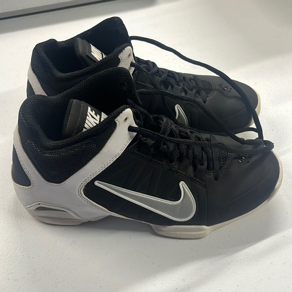 Basketball shoes